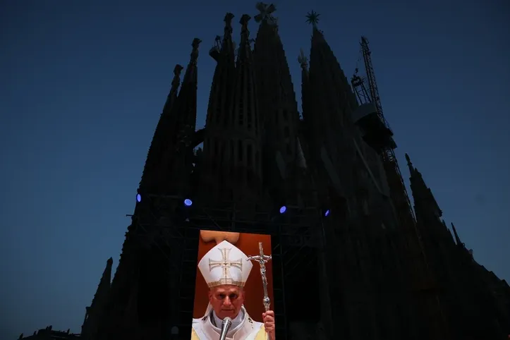 Papa Leão XIV inaugura torre da Sagrada Família e faz apelo pela paz