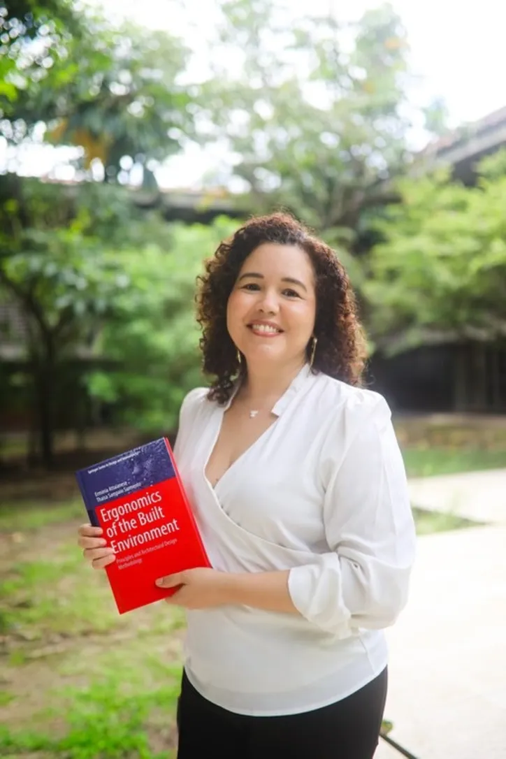 Professora do curso de Arquitetura e Urbanismo da Ufal, THAÍSA SAMPAIO lança livro sobre os principais fundamentos da Ergonomia do Ambiente Construído, área que investiga as relações entre as pessoas e os espaços arquitetônicos e urbanos