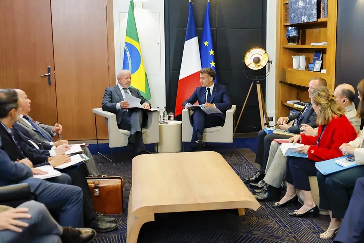 Presidente brasileiro se reúne com francês Emmanuel Macron