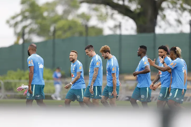 Neymar treinou com os companheiros de Seleção nessa sexta