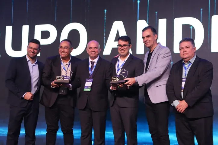 Em solenidade realizada em Atibaia-SP, o diretor comercial da empresa Andrade Distribuidor, PAULO BEZERRA, e o gerente de compras, DANILO CAVALCANTE, receberam o Prêmio ABAD 2026, que consagrou a liderança da empresa como maior atacadista distribuidora em Alagoas e a 2ª no Nordeste