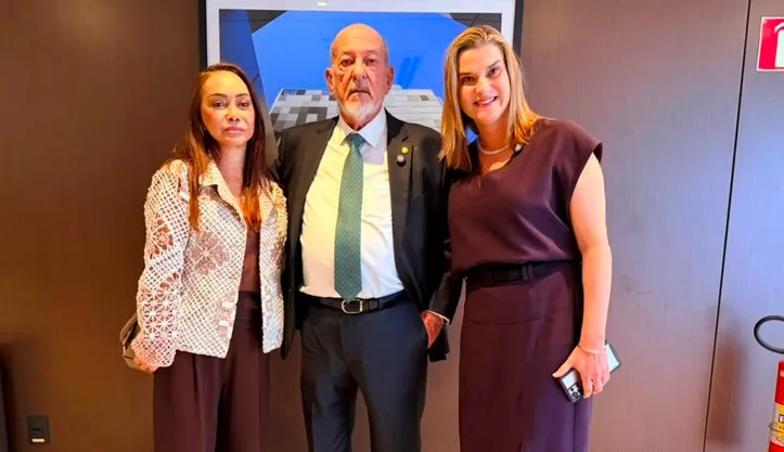 A empresária LUCINHA PEIXOTO celebra ao lado do presidente da FIEA, JOSÉ CARLOS LYRA DE ANDRADE, e da coordenadora do Fórum Nacional da Mulher Empresária, DANUSA COSTA LIMA, a conquista do primeiro lugar no Edital Lidera, promovido pela CNI