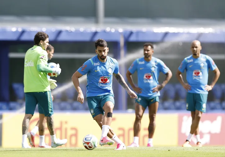 Lucas Paquetá (com a bola) durante treino da Seleção Brasileira