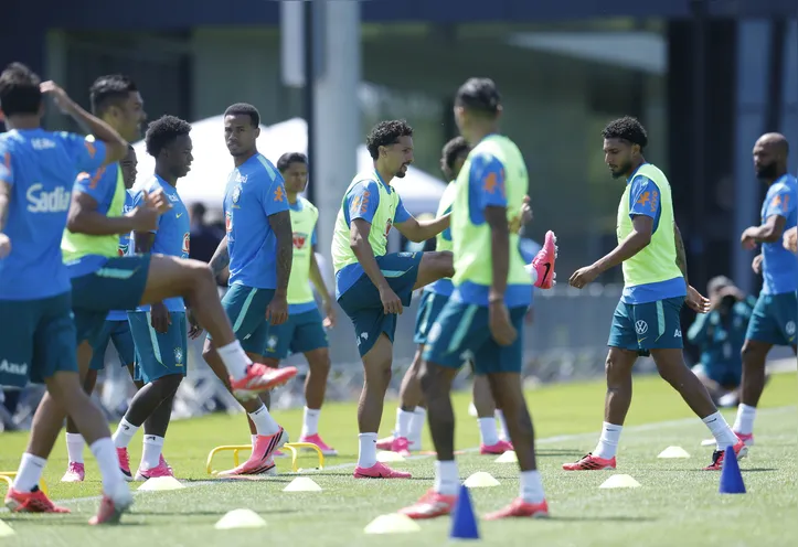 Jogadores da Seleção foram divididos em dois grupos no treino