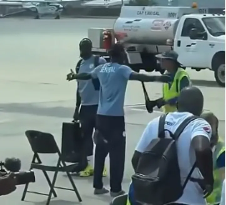 Jogadores da seleção de Senegal são revistados em aeroporto