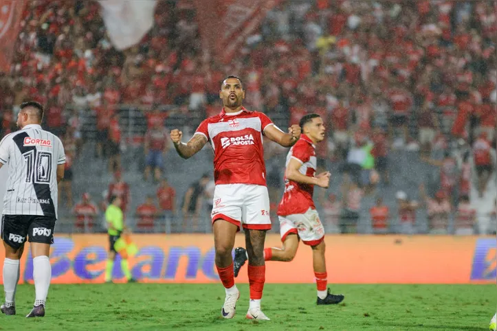 Mikael comemora um dos gols que fez para o CRB contra a Ponte