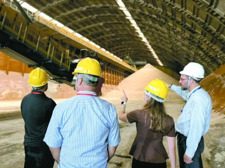 Comitiva norte-americana conheceu de perto o funcionamento das operações de carregamento e do processo de exportação de açúcar