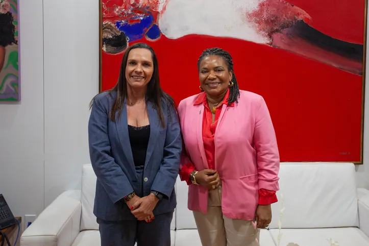 A vice-coordenadora do Núcleo de Excelência em Tecnologias Sociais da Ufal (NEES/UFAL), Luciana Santa Rita, ao lado da ministra da Cultura, Margareth Menezes