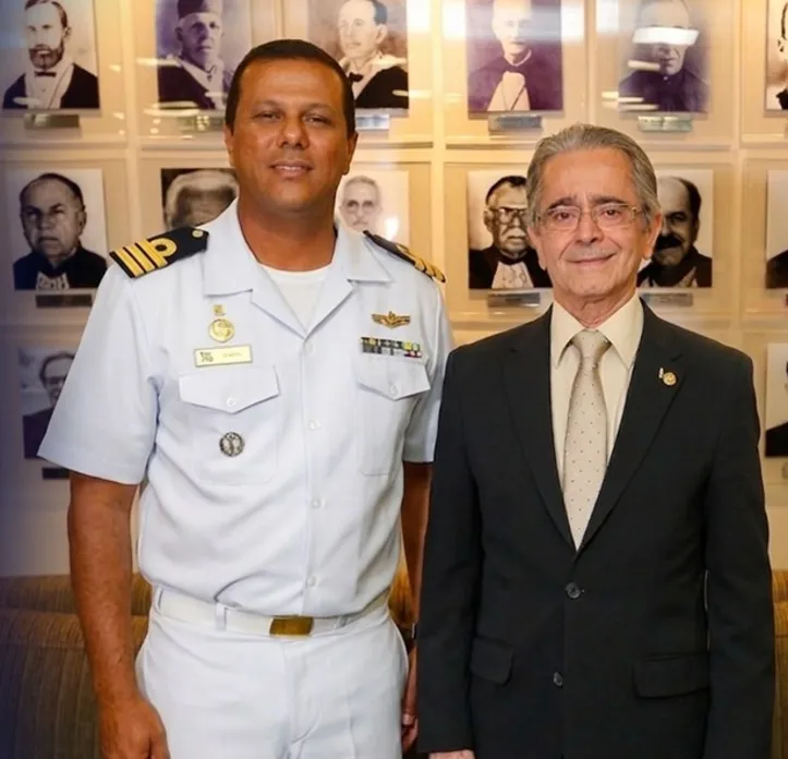 Fábio Bittencourt ao lado do capitão dos Portos, Rodrigo Garcia