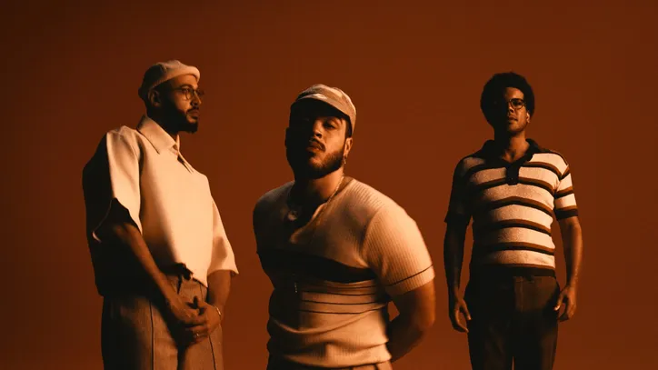 Novo disco amplia as referências musicais do trio e reúne participações especiais