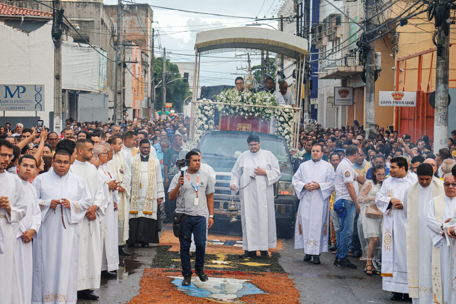 Corpus Christi reúne milhares de fiéis em procissão pelas ruas de Maceió