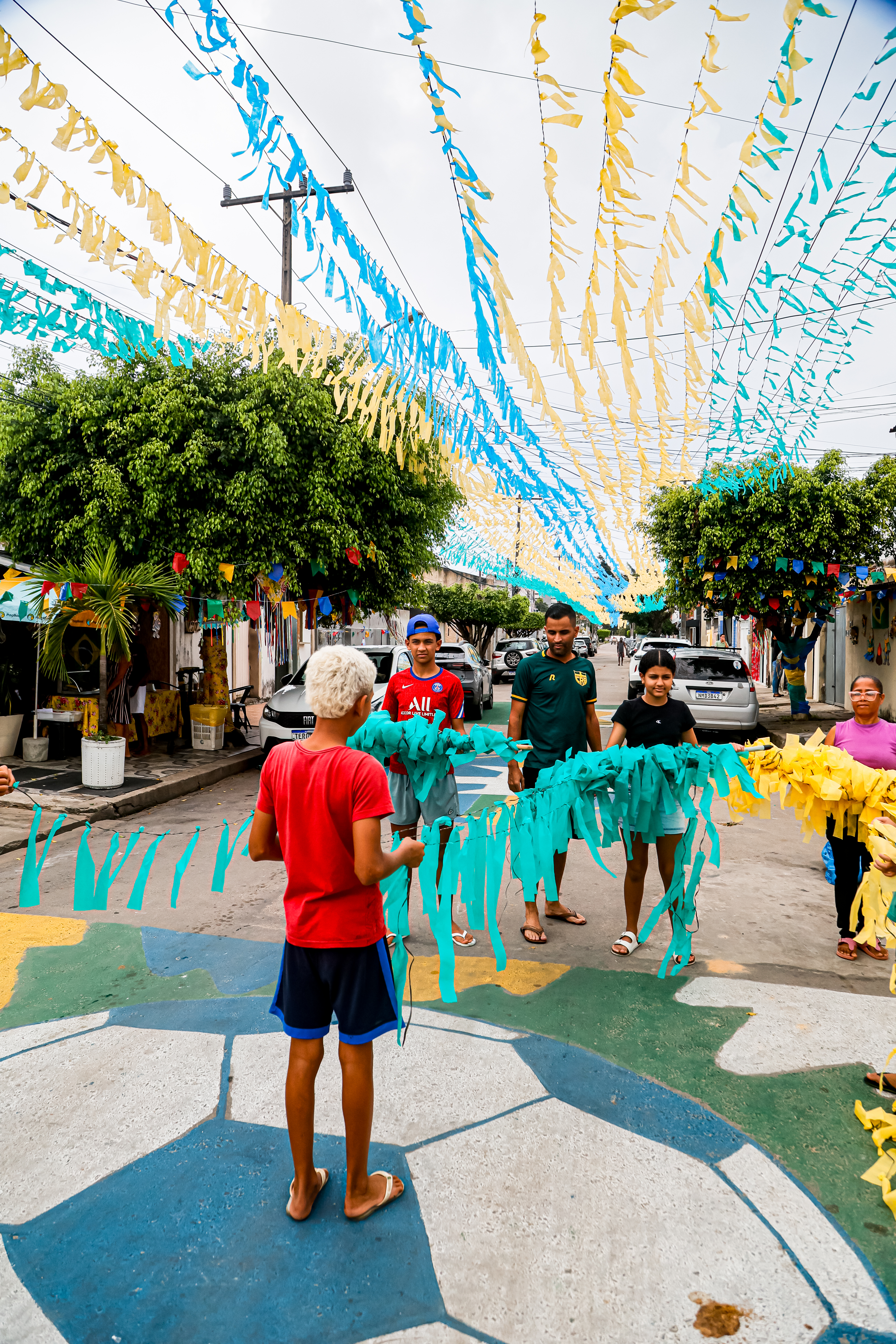 Ruas ganham verde e amarelo e reacendem tradição da Copa do Mundo