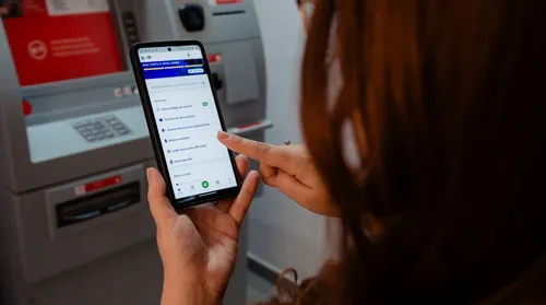 IBGE: 74,2% dos brasileiros acessam bancos pela internet - Imagem
