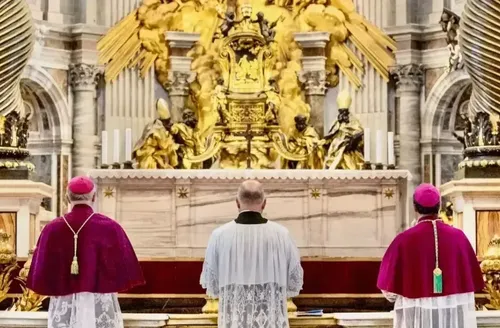 Vaticano excomunga bispos e membros de grupo católico