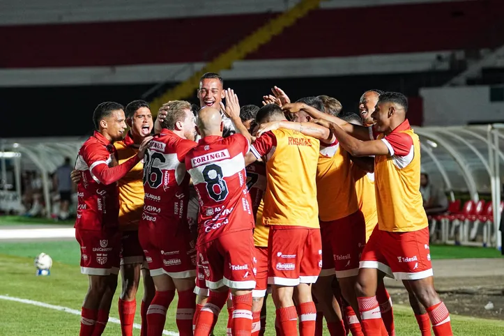 Jogadores do CRB comemoram o gol de Dadá Belmonte