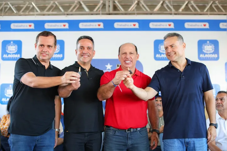 O deputado estadual Fernando Pereira, o Governador Paulo Dantas, o prefeito local Peu Pereira, e o senador Renan Filho durante solenidade, ontem, em Teotônio Vilela