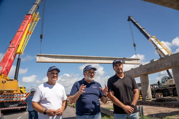 O ministro dos Transportes, George Santoro (ao centro), com o secretário-executivo da pasta, Bruno Praxedes (à esq.) e o superintendente regional do DNIT, André Paes