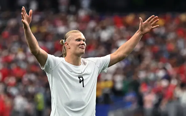 Atacante Haaland comemora o segundo gol da Noruega no jogo