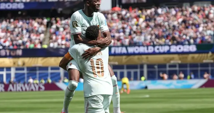 Dembélé comemora gol da França sobre a Noruega com Mbappé