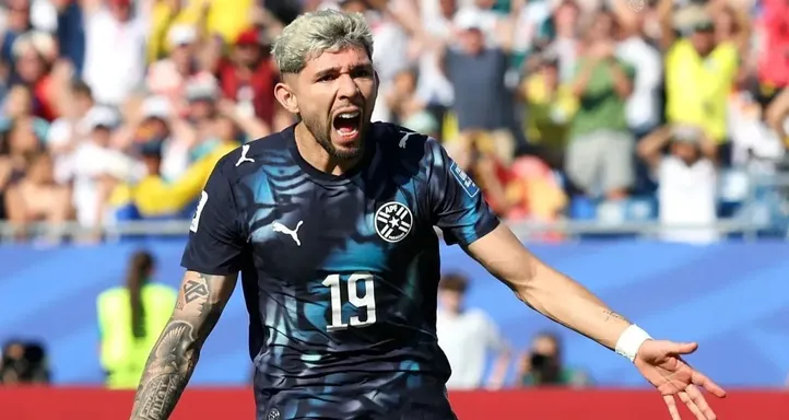 Enciso comemora gol do Paraguai contra a Alemanha, na partida que foi definida nos pênaltis