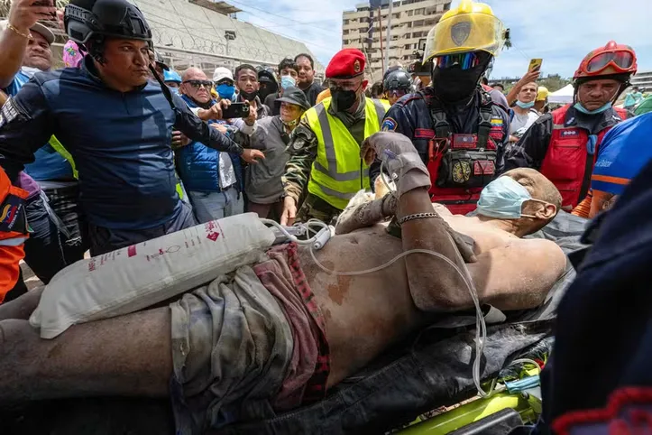 Homem resgatado por equipes de emergência da Venezuela
