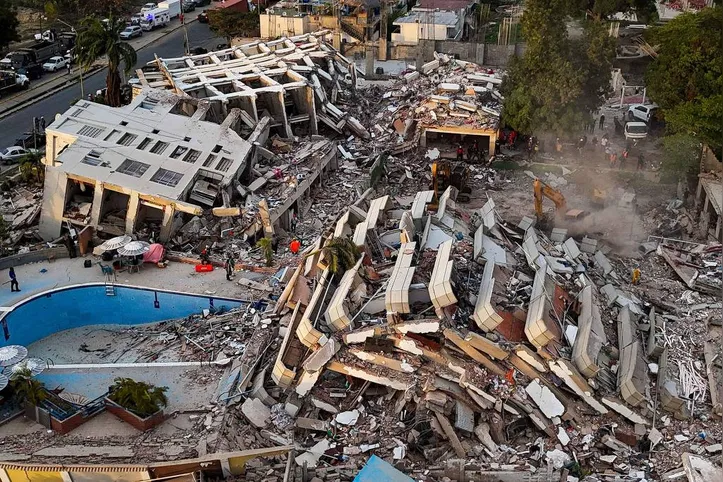 Edifícios destruídos em Caraballeda, estado de La Guaira