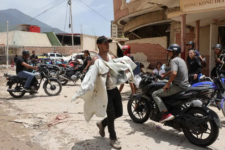Homem carrega uma das vítimas dos terremotos na Venezuela