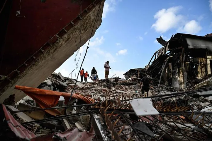 La Guaira se torna campo devastado e repleto de escombros