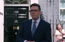 Burnham assume e promete novo modelo econômico