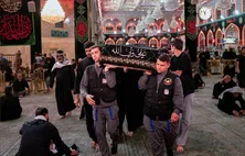 Cortejo fúnebre de Khamenei chega ao Iraque e reúne multidão