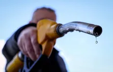 Petróleo fecha acima de US$ 100 pela 1ª vez desde maio