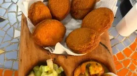 Aki Perto: petiscos caprichados e um dos melhores cordeiros guisados