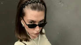 Hailey Bieber resgata icônica tiara ondulada