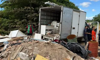 Caminhão é apreendido por descarte irregular de lixo e dono é multado em R$ 12 mil na Santa Lúcia