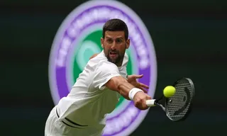 Djokovic desafia Sinner por vaga na final de Wimbledon