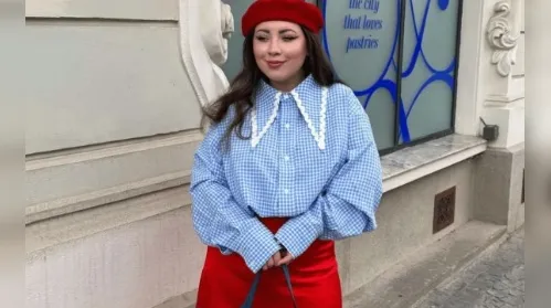 Azul e vermelho dominam produções e retomam força no color blocking - Imagem