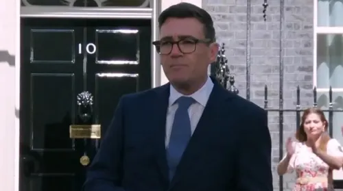 Burnham assume e promete novo modelo econômico - Imagem