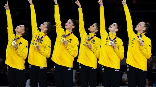 Com alagoana, Brasil faz história na ginástica rítmica - Imagem