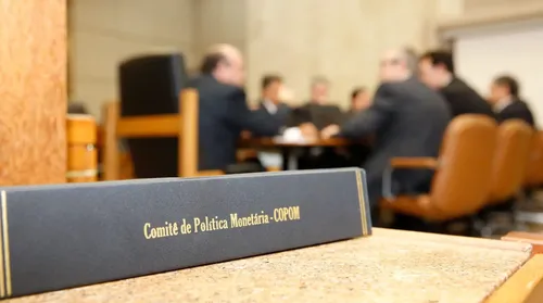 Comitê do Banco Central reduz taxa básica de juros do Brasil a 14% ao ano - Imagem