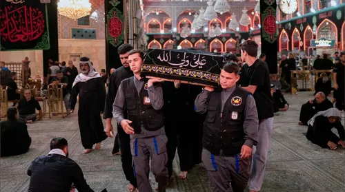 Cortejo fúnebre de Khamenei chega ao Iraque e reúne multidão - Imagem