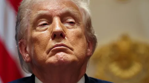 Trump diz que Omã será bombardeado caso se ‘intrometa’ em Ormuz - Imagem