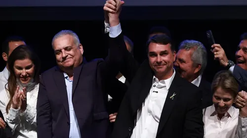 Flávio Bolsonaro anuncia Alfredo Gaspar como vice - Imagem