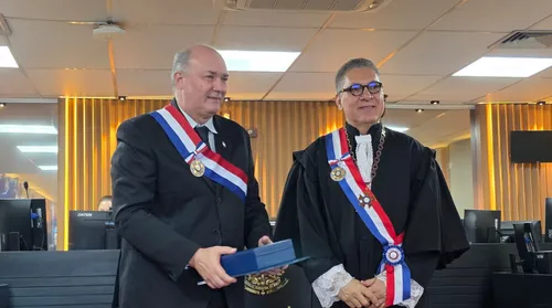 Josealdo Tonholo, reitor da Ufal, recebeu honraria das mãos do desembargador Jasiel Ivo - Imagem