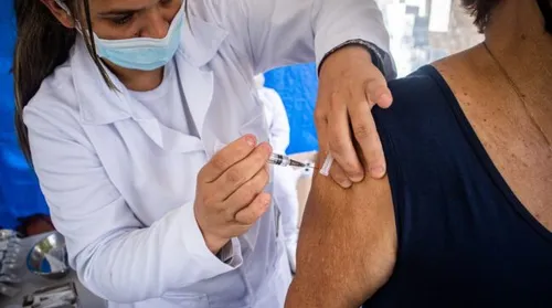 Por que manter a caderneta de vacinação em dia é essencial após os 60 anos - Imagem