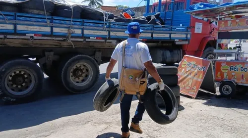 Prefeitura recolhe pneus em terrenos baldios, borracharias e ferros-velhos em Maceió - Imagem