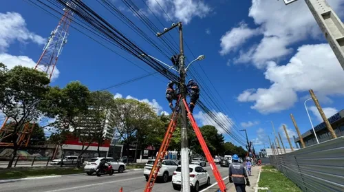 Projeto Poste Limpo avança na Fernandes Lima com remoção de fiação obsoleta - Imagem