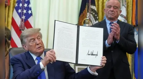 Trump reduz número de vacinas infantis recomendadas - Imagem