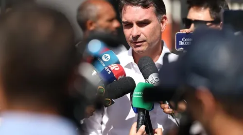 TSE cancela filiação de Flávio Bolsonaro no Missão e determina retorno ao PL - Imagem