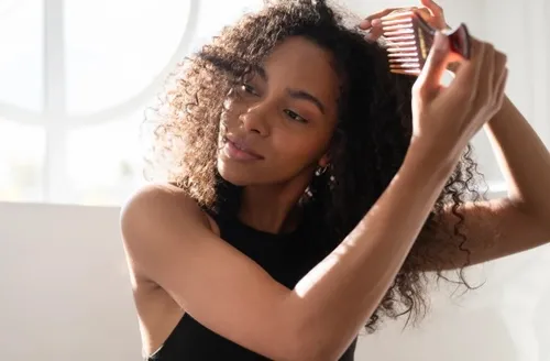 Água muito quente e pouca lavagem prejudicam o cabelo no inverno