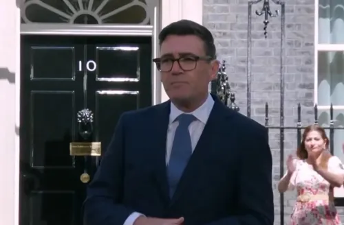 Burnham assume e promete novo modelo econômico